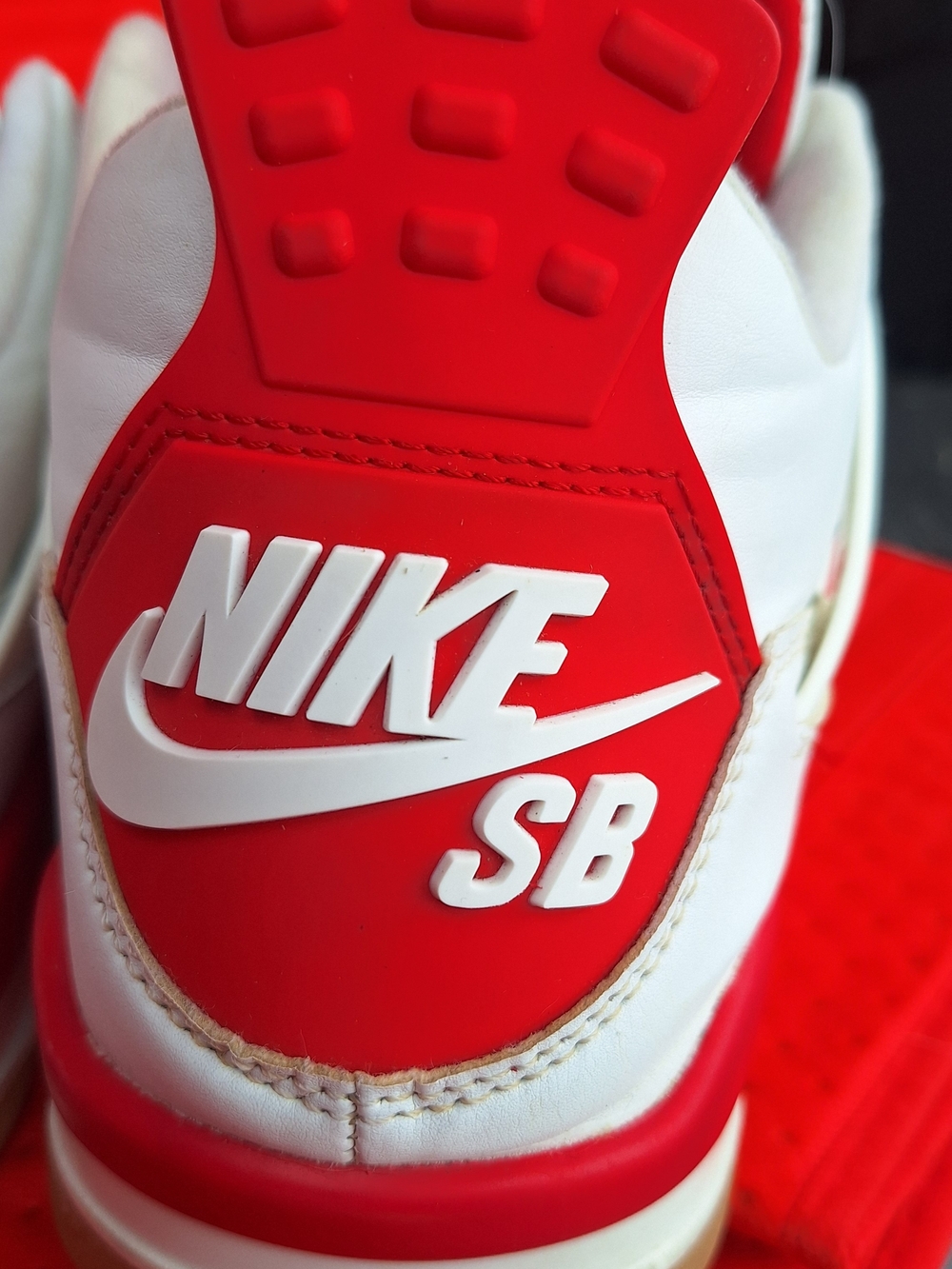 Nike SB Retro Jordan 4 SP 'Varsity Red' Friends & Family DR5415-106 Size 13 RARE - Picture 8 of 10